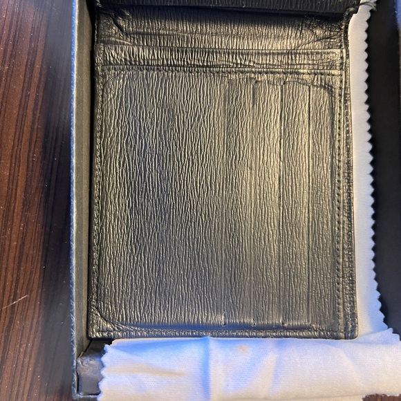 Men's double bifold black leather wallet by Montblanc. - Picture 2 of 5